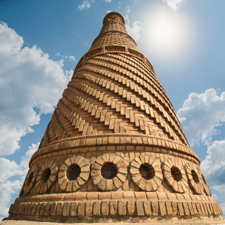  Древний кирпичный минарет в городе Истаравшан